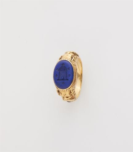 An 18k yellow gold ruby and lapis lazuli intaglio 