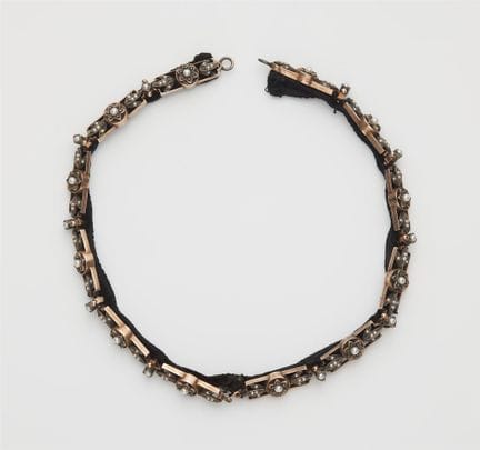 A velvet band with sewn on gilded silver and pearl