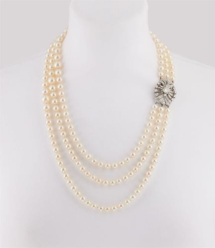 Juwellier Koch
A three row cultured pearl necklace