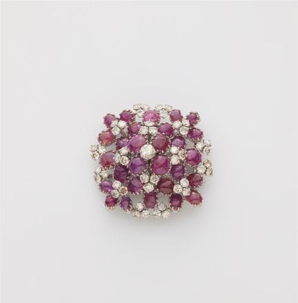 René Kern
An 18k white gold diamond and ruby caboc