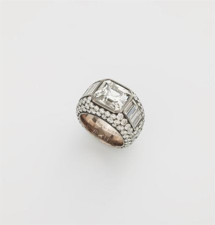 Gebrüder Hemmerle
A custom made 18k white gold bla