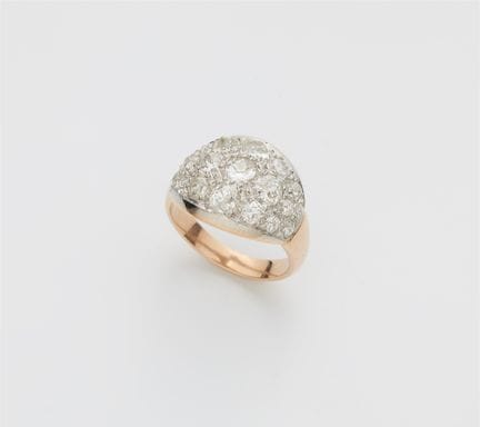 An 18k bicolour gold ring with diamonds in antique
