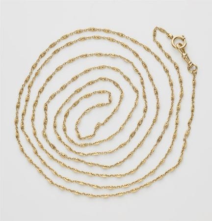 A 14k yellow gold Belle Epoque sautoir with carabi