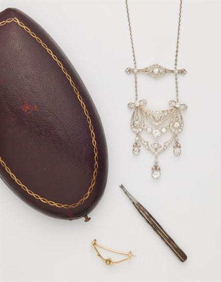 A 14k gold necklace with a 14k gold platinum and E
