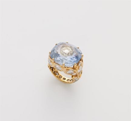 An 18k yellow gold diamond and cushion-cut Ceylon 