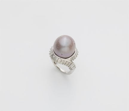 Juwellier Koch
An 18k white gold, baguette-cut dia
