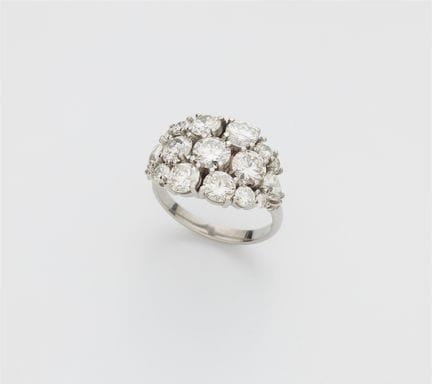 A Dutch 18k white gold diamond ring.

Domed, oval 