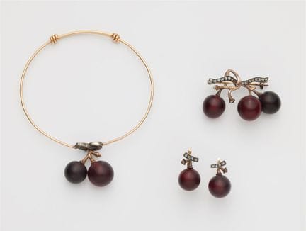 A French 18k gold silver and frosted red glass sui