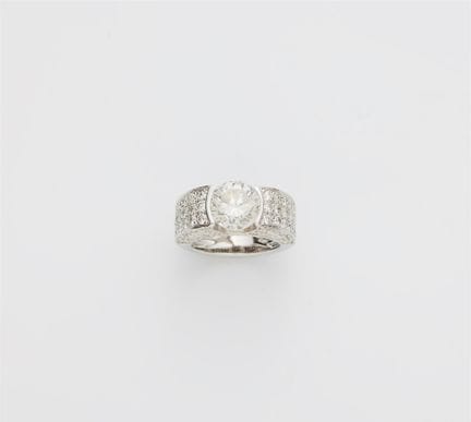 An 18k white gold diamond ring with a brilliant-cu