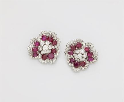 Van Cleef & Arpels
A pair of French 18k gold plati