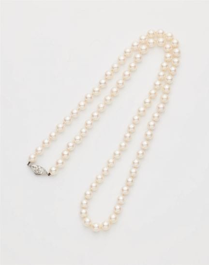 A custom made cultured pearl necklace using a plat