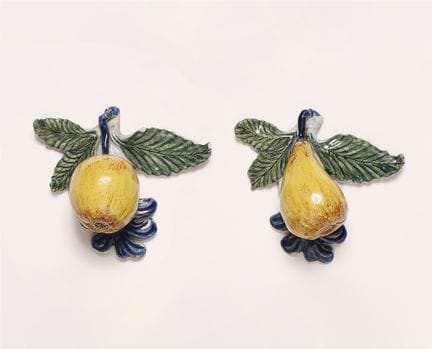 Une pomme et une poire sur un feuillage

Faïence, 