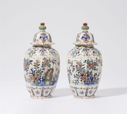 Paire de vases à couvercle au décor « Cachemire »
