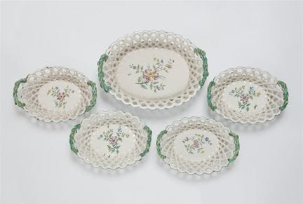 Cinque cestini ovali con fiori d'oca

Faience, dec