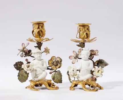 Coppia di candelieri da tavolo in bronzo dorato co