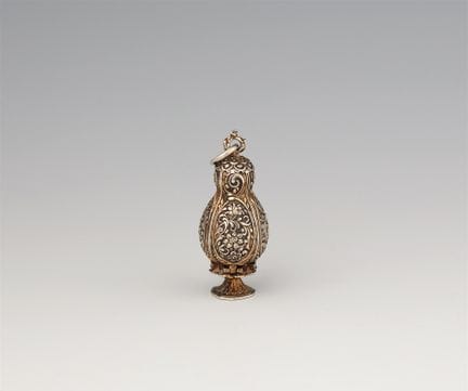 Pomander

Argento; placcato in oro. Su una base ot