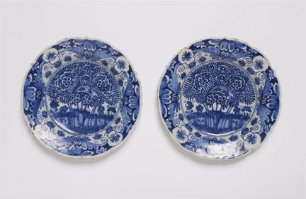 Deux assiettes ornées d'un motif d'arbre à thé

Fa