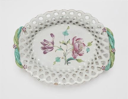 Panier ovale avec tulipe et pivoine

Faïence, émai