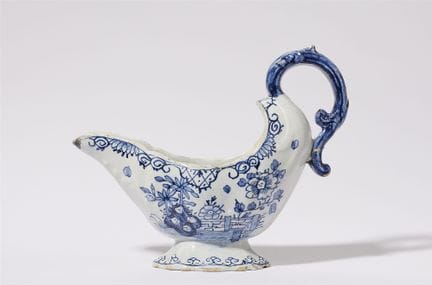 Petite saucière représentant un paysage de jardin 