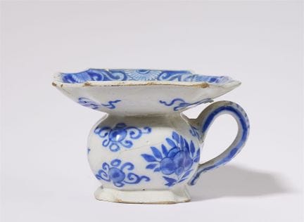 Petit crachoir

Faïence, émail bleu colle, décor b