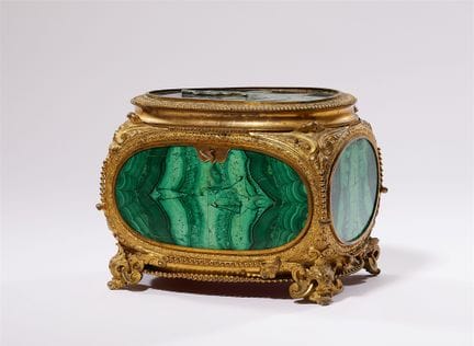 Cassetta con impiallacciatura di malachite

Bronzo