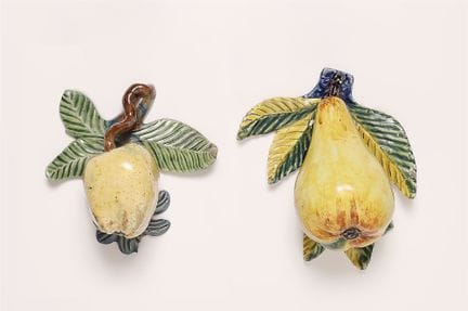 Une pomme pourrie et une poire sur un tapis de feu