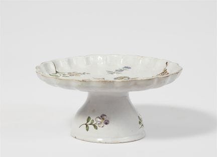 Coupe à pied avec décor « à la rose manganèse »

F