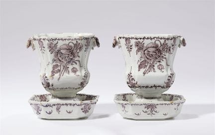 Rare paire de cache-pots avec soucoupes

Faïence, 