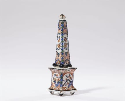 Obélisque de table orné de fleurs amérindiennes en