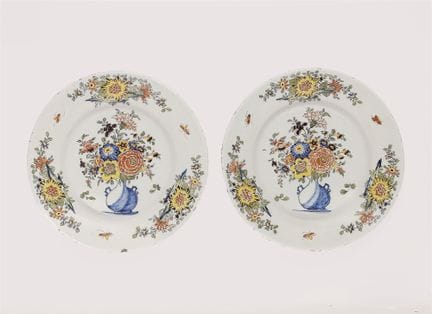 Deux assiettes avec des vases à fleurs

Faïence, d