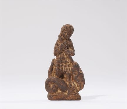 圣乔治与龙搏斗

雕刻的红色陶土塑像。背面略微扁平，刻画了一位身着锁子甲的人物站在龙背上，将长矛刺入