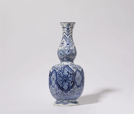 Vase à double courge

Faïence, fond bleu colle, dé