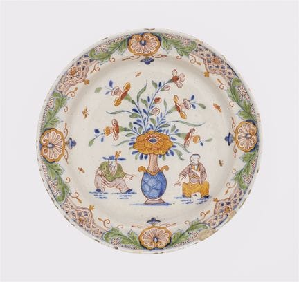 Ancienne petite assiette polychrome

Faïence, déco
