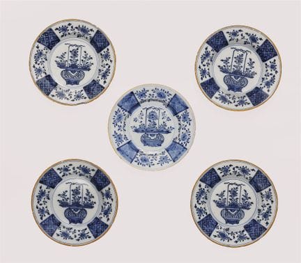 Cinq assiettes ornées de motifs chinoises représen