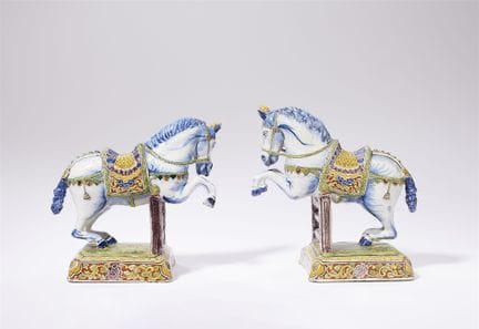 Une paire exceptionnelle et datée de chevaux au ga