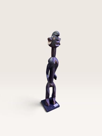 Ahnenfigur mit Gesichtsrillen aus dunklem Holz auf