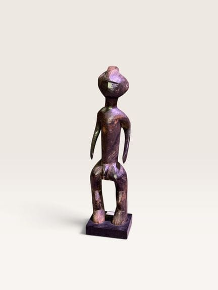Statuette eines männlichen Vorfahren aus Holz mit 