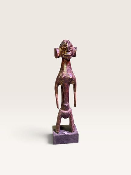 Weibliche Ahnenfigur aus Holz mit brauner Patina, 