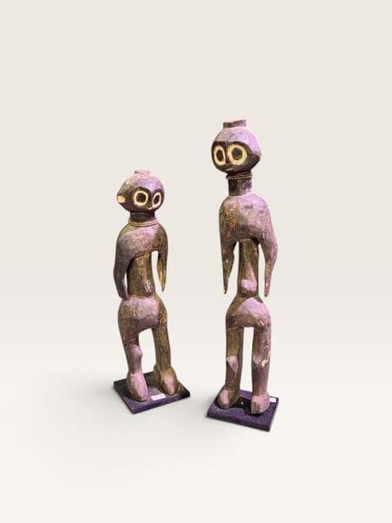 Zwei Ahnenfiguren aus Holz mit dunkler Patina, der