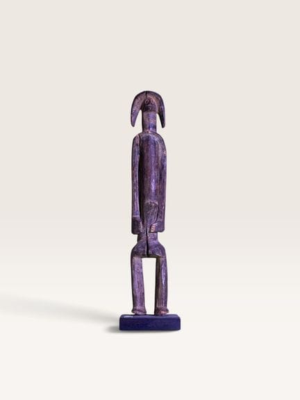 Ahnenfigur aus Holz mit dunkler Patina, auf einem 