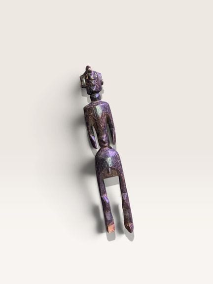 Holzfigur mit dunkler Patina und Spuren von Ritzmu