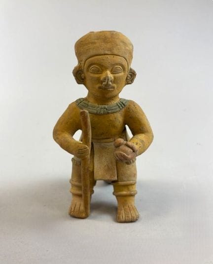 贾马-科阿克 - 厄瓜多尔 - 公元前500年 - 公元500年
一尊正在变身的站立人物雕像。他右手