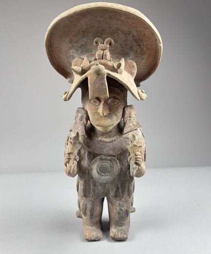 贾马-科阿克 - 厄瓜多尔 - 公元前500年 - 公元500年
一位站立的宗教高官，手中握着两根以