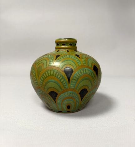 查尔斯·卡托（1880—1966）据其作品

黑底彩绘拱形纹样陶制球形花瓶。
编号 D973
高
高