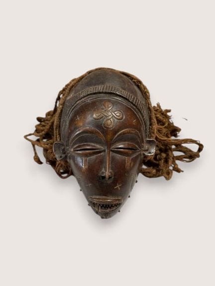 TCHOKWE - ANGOLA
Stylized wooden mask depicting a 