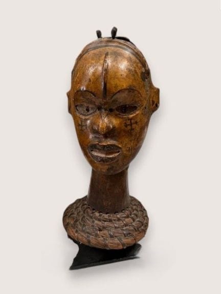 BOKI - NIGERIA
Crest depicting the bust of an ance
