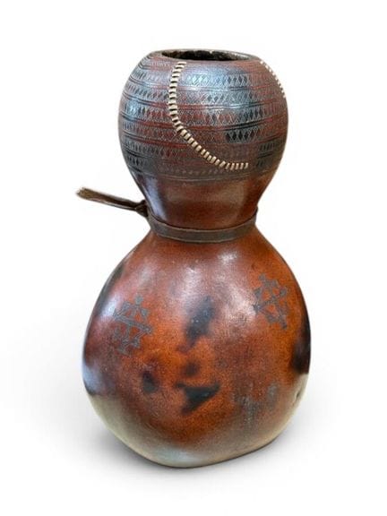 GORAGUE - ETHIOPIA
Large pyrographed gourd with pe