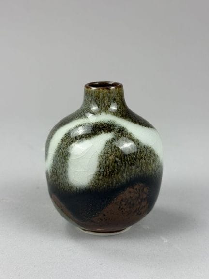 芬斯·弗兰克（1927-2008）
小口细颈、带底座的小瓷花瓶，饰有唇纹釉、棕色和白色的釉彩图案。

