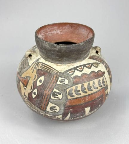 纳斯卡 - 秘鲁 - 公元300-600年
葫芦形花瓶上饰有浮雕带，描绘了一只神话中的动物，背景为奶