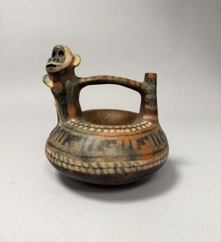 维库斯 - 秘鲁 - 公元前500年 - 公元400年
“甜甜圈形”半球形花瓶，把手处饰有吼猴图案。